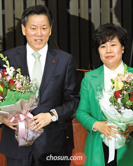 국민의당 새 원내대표와 정책위의장으로 선출된 주승용(왼쪽), 조배숙 의원이 29일 국회에서 꽃다발을 들고 인사하고 있다.