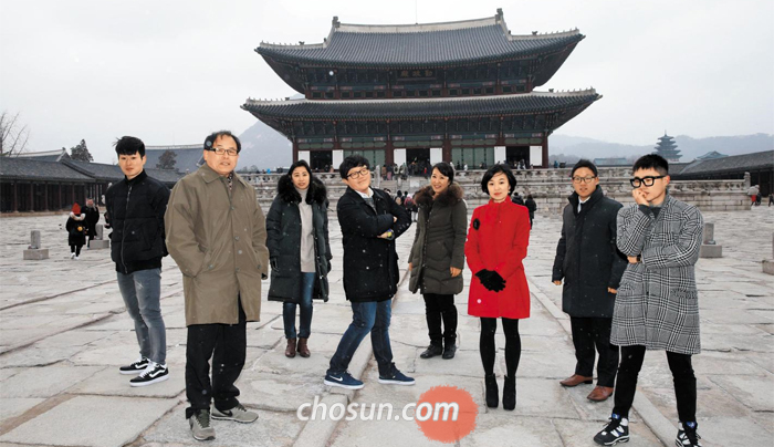2017 조선일보 신춘문예 8개 부문 당선자들이 지난 23일 경복궁 근정전 앞에 희망찬 얼굴로 모였다.
