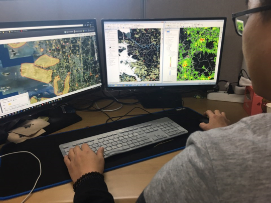 개발자가 디지털 지도 위에 AI 발생지역의 방역 관련 정보를 확인할 수 있도록 데이터베이스를 구축하고 있다. /김범수 기자