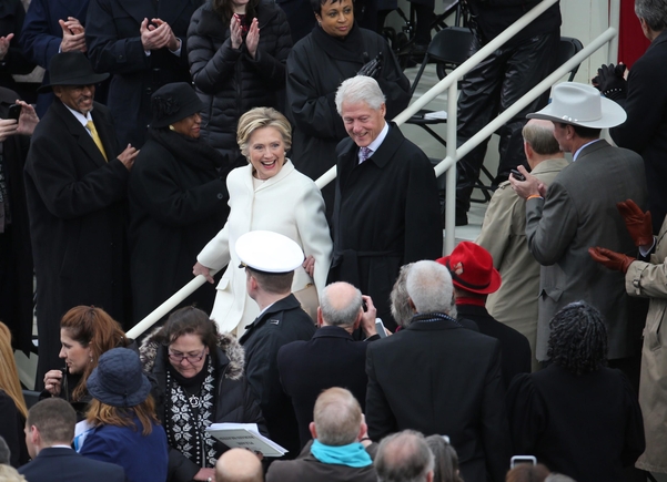  취임식에는 대선 기간 트럼프와 경쟁했던 힐러리 클린턴도 남편 빌 클린턴 전 대통령과 함께 참석했다./블룸버그