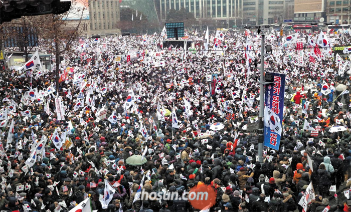 서울시청 앞 탄핵 반대 집회… 대구·경북서도 버스 대절해 上京 - ‘대통령 탄핵 기각을 위한 국민총궐기 운동본부’ 등의 보수단체와 박근혜 대통령 지지자 등이 지난 21일 오후 서울 시청광장에서 대통령 탄핵을 반대하는 집회를 열고 있다. 참가자들은 태극기를 손에 들고 “박근혜 대통령 탄핵을 기각하라” 등 구호를 외쳤다. 대구·경북(TK) 지역에서 버스를 대절해 상경한 참가자도 많았던 것으로 전해졌다. 