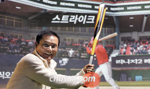 지난 16일 서울 강남구 청담동 골프존유원홀딩스 본사에서 김영찬 회장이 야구 타격 자세를 하고 있다.