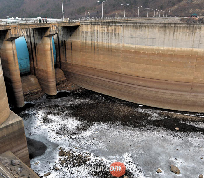 지난 18일 충남 서북부 지역의 식수원 역할을 하는 보령댐 안쪽이 계속된 겨울 가뭄으로 바닥을 드러낸 모습.