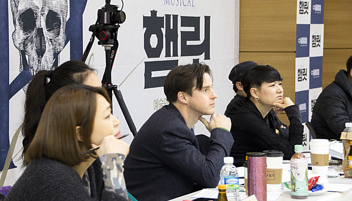 창작 뮤지컬 ‘햄릿’의 연출가 오스먼드(가운데)와 심사위원들이 지원자들을 평가하고 있다.