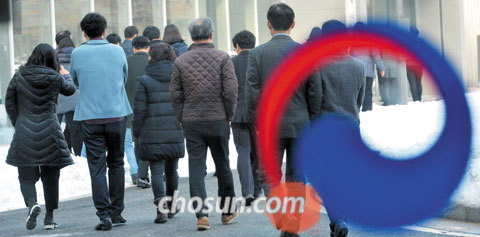 23일 문화체육관광부 공무원들이‘블랙리스트’총괄 의혹을 받고 있는 송수근 문화체육관광부 제1차관 겸 장관 직무대행과의 긴급 간담회에 참석하러 무거운 발걸음을 옮기고 있다.