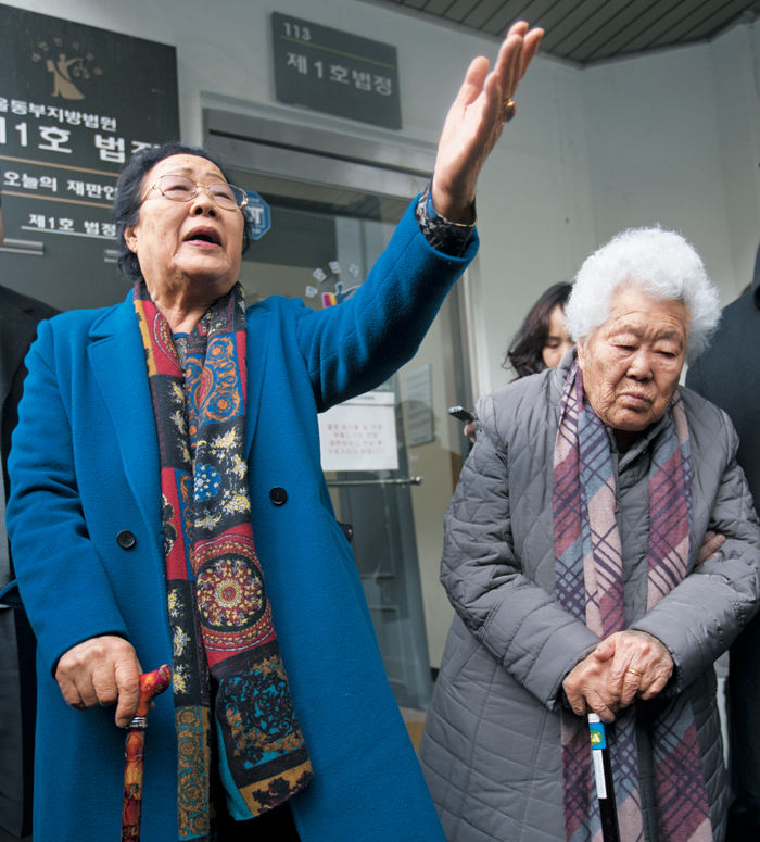 위안부 피해자들의 명예를 훼손한 혐의로 기소된 박유하 세종대 교수가 25일 무죄 판결을 받자 이용수(왼쪽) 할머니가 “이 나라엔 법도 없냐”며 화내고 있다. 위안부 피해자인 이 할머니와 이옥선 할머니는 이날 선고공판이 열린 서울동부지법 1호법정에 나와 재판 과정을 모두 지켜봤다.