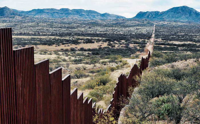 멕시코 소노라주(州)의 국경도시 사사베에서 바라본 미국과 멕시코의 국경선. 양국 사이를 장벽이 가르고 있다. 뒤쪽으로는 아직 장벽이 설치되지 않은 구간도 보인다. 하루에도 수백 명의 멕시코인이 미국에 들어가기 위해 국경을 넘는다. 도널드 트럼프 미국 대통령은 25일(현지 시각) 멕시코 접경 지역 장벽 건설을 포함한 국경 안보 강화와 이민 단속 강화 등의 내용을 담은 행정명령에 서명할 예정이다.