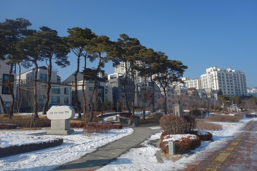 동편마을 카페거리 입구. /최문혁 기자