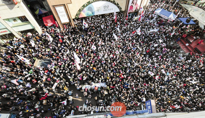 박근혜 대통령 탄핵에 반대하는 단체 회원들과 시민들이 26일 대구 동성로 대구백화점 앞 광장에서 탄핵 기각을 요구하는 집회를 열고 있다. 참석자들은 태극기를 흔들며 “탄핵 기각” “특검 해체” 같은 구호를 외쳤다.