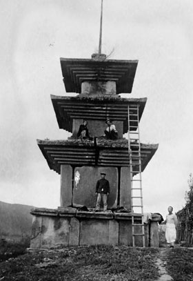 1931년 경주 감은사지 삼층석탑(국보 제112호)을 조사 중인 모습.