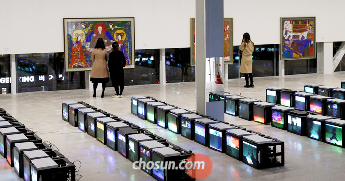 지난 19일, 밤 10시까지 문을 여는 서울 강남구 신사동 K 현대미술관에서 관람객들이 작품을 감상하고 있다. 전시장 2층 벽면의 반을 유리로 해 관람객이 창밖 야경을 바라볼 수 있도록 했다.