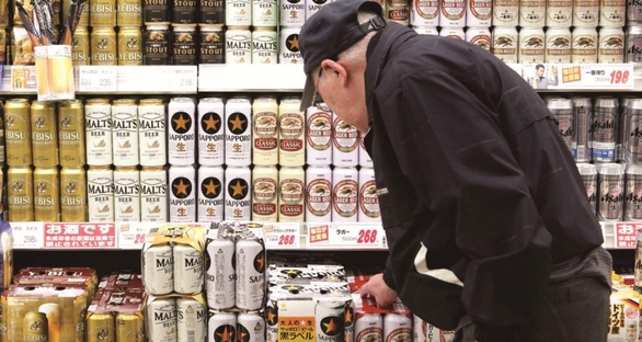 일본 사이타마현의 수퍼마켓에서 한 고령의 남성이 맥주를 집어 들고 있다. 인구가 감소하고 있는 일본에선 청년들이 맥주를 기피하는 현상까지 겹쳐 맥주 출하량이 12년 연속 역대 최저치를 갱신했다./블룸버그