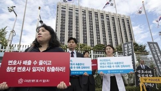 지난해 10월 세종로 정부서울청사 앞에서 열린 '변호사 생존권 보장 및 행정사법 개정안 저지집회'에서 대한변호사협회 회원들이 피켓을 들고 시위하고 있다./연합뉴스 제공