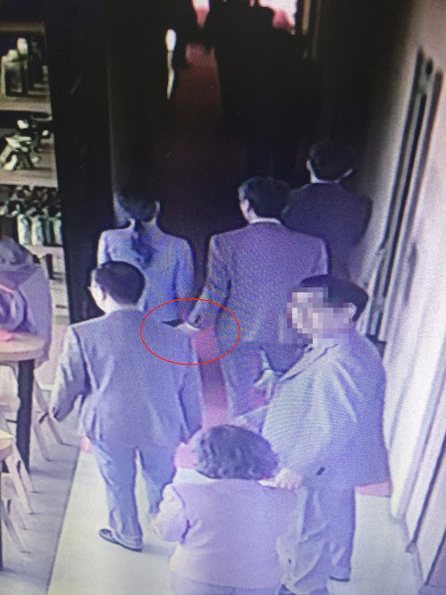 해외출장 중 여직원 엉덩이 슬쩍 회장님의 나쁜손(?) …장애인 단체... 엉덩이 슬쩍 회장님의 나쁜손(?) …장애인 단체 회장 성추행 혐의로 피소