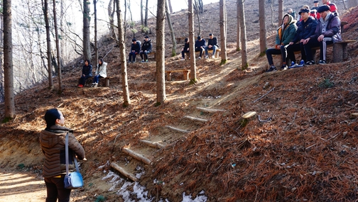  지난 4일 산림치유 프로그램에 참여한 경북 영주 지역 농구 동호회 회원들이 국립산람치유원 내 솔향기치유숲길에서 명상을 하고 있다. /사진=전성필 기자.