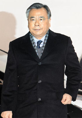 박영수 특별검사가 14일 오전 사무실로 출근하고 있다. 특검팀은 이날 이재용 삼성전자 부회장에게 5가지 혐의를 적용해 영장을 재청구했다.