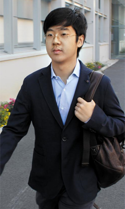 2013년 8월 프랑스 파리 파리정치대학에서 목격된 김정남의 아들 김한솔. 그해 이 대학에 입학한 김한솔은 지난해 여름 대학 과정을 모두 마치고 마카오 또는 중국 등지로 이동한 것으로 알려졌으나 소재가 파악되지 않고 있다.