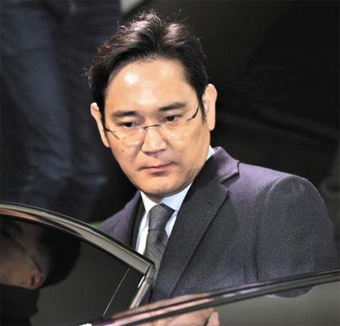 15시간 조사 마친 이재용 - 이재용 삼성전자 부회장이 14일 오전 1시쯤 서울 대치동 박영수 특검팀에서 15시간의 조사를 마치고 나와 차에 오르고 있다. 특검팀은 지난달 19일 첫 번째 영장 청구가 기각된 지 26일 만에 다시 이 부회장에 대한 사전 구속영장을 청구했다.