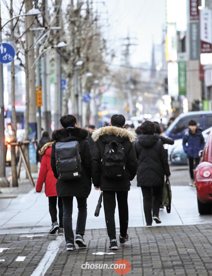 오후 5시경, 대치동 학원가의 모습. 방학임에도 학생들이 각자의 학원을 향해 바쁘게 움직이고 있다.