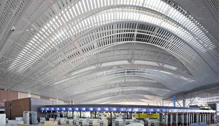 베일 벗은 제2터미널 출국장 - 다음 달 완공을 앞둔 인천공항 제2터미널 3층 출국장 모습이 처음 공개됐다. 바닥부터 천장까지 높이가 24m로 1터미널(20m)보다 높고, 천장·벽면도 실내로 더 많은 햇빛이 유입될 수 있도록 설계돼 1터미널에 비해 밝은 분위기다. 2터미널은 대한항공·델타항공 등 4개 항공사가 전용으로 사용할 예정이다. 