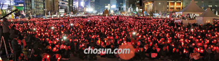 광화문광장에선 ‘촛불’ - 25일 서울 광화문광장에서 박근혜 대통령 탄핵 찬성을 주장하는 시민들이 집회를 열고 있다. 참가자들은 촛불을 들고 ‘탄핵안 인용’과 ‘특검 수사 기간 연장’을 촉구했다.
