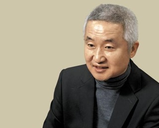 하얀 스포츠머리의 최진석 서강대 철학과 교수는 노자 철학 권위자로, 한국에 인문학 열풍을 가져온 학자다. 그는 2015년부터 학교 밖 인재 양성소인 ‘건명원’의 원장을 맡고 있다.