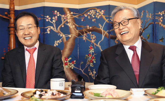 인명진(오른쪽) 자유한국당 비상대책위원장과 홍준표 경남지사가 28일 경남 창원시 한 식당에서 오찬 회동을 하고 있다.