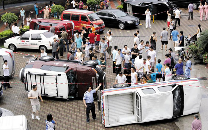센카쿠(尖閣·중국명 댜오위다오) 열도를 둘러싼 중·일간 영토 분쟁이 격해지던 지난 2012년 8월 19일 중국 광둥성 선전 시민들이 주차장에 세워져있는 일본 차량들을 뒤집으며 반일(反日) 시위를 벌이고 있다.