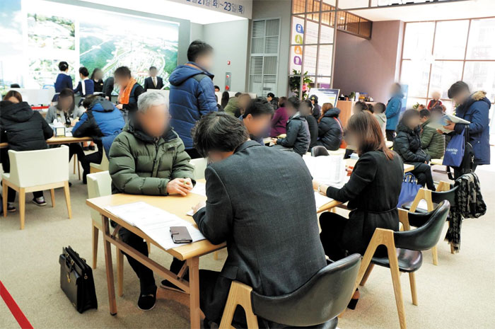 평내호평역 오네뜨 센트럴 아파트 분양 현장에 많은 사람이 찾았다.