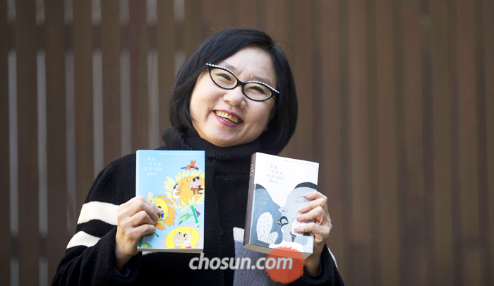 황주리 그림소설 ‘한 번, 단 한 번, 단 한 사람을 위하여’는 표지가 흑백과 컬러 두 개 버전으로 나왔다. “나이 드신 분들은 컬러풀한 그림을 좋아한대서요, 하하!”