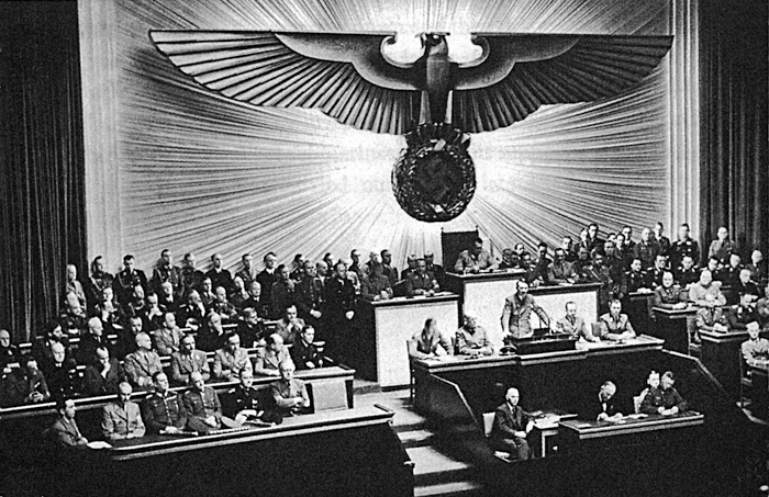 È÷Ʋ·¯°¡ 1941³â 12¿ù 11ÀÏ º£¸¦¸° Å©·Ñ ¿ÀÆä¶ó ÇϿ콺¿¡ ¸ðÀÎ ±¹È¸ÀÇ¿øµé ¾Õ¿¡¼ ¹Ì±¹¿¡ ¼±ÀüÆ÷°í¸¦ Çϰí ÀÖ´Ù. ÀÌ ¼±ÀüÆ÷°í·Î À¯·´°ú ºÏ¾ÆÇÁ¸®Ä«¿¡ ±¹Çѵƴø ÀüÀïÀº ¾Æ½Ã¾Æ¿Í ÅÂÆò¾çÀ» Æ÷ÇÔÇÑ ¼¼°è ÀüÀïÀ¸·Î È®´ëµÆ´Ù.