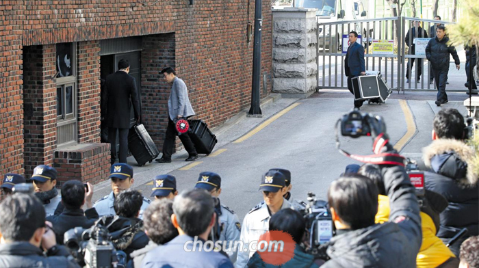 박근혜 전 대통령의 탄핵이 인용된 10일 서울 강남구 삼성동의 박 전 대통령 사저로 청와대 관계자들이 짐으로 보이는 가방을 옮기고 있다. 