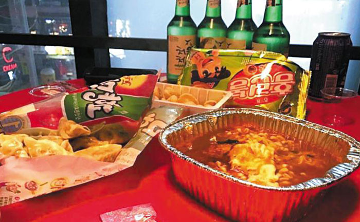 홍대 한‘편의점 포차’.