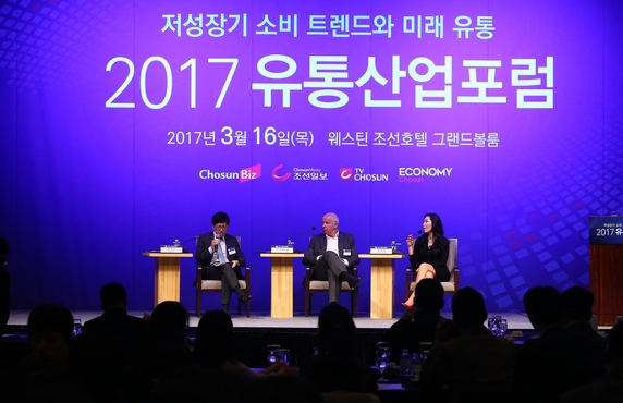 Á¶¼±¹Ìµð¾î±×·ìÀÇ °æÁ¦Àü¹®¸Åü Á¶¼±ºñÁî´Â 16ÀÏ ¼¿ï Áß±¸ ¿þ½ºÆ¾ Á¶¼±È£ÅÚ ±×·£µåº¼·ë¿¡¼ ¡®Á¦5ȸ À¯Åë»ê¾÷ Æ÷·³¡¯À» °³ÃÖÇß´Ù. /Á¶¼±ºñÁîDB