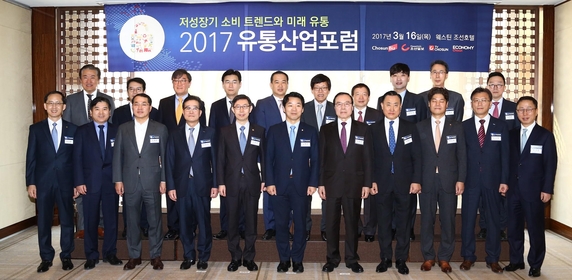 À¯Åë»ê¾÷Æ÷·³¿¡ Âü¿©ÇÑ ÁÖ¿ä À¯Åë¾÷°è °ü°èÀÚµéÀÌ ±â³ä»çÁøÀ» ÃÔ¿µÇϰí ÀÖ´Ù. /Á¶¼±ºñÁîDB