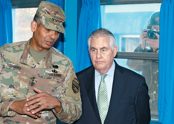 한국땅 밟자마자 DMZ 달려간 美국무… 창밖에서 사진 찍는 북한軍 - 렉스 틸러슨(오른쪽) 미 국무장관이 17일 판문점을 방문, 빈센트 브룩스 한미연합사령관의 설명을 듣고 있다. 판문점을 경비하는 북한군은 창문 밖에서 이 모습을 촬영하고 있다.
