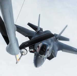 ÁÖÀÏ ¹Ì±º¿¡ ¹èÄ¡µÈ F-35B ÀüÅõ±â°¡ Áö³ 14ÀÏ ÅÂÆò¾ç »ó°ø¿¡¼ °øÁß±ÞÀ¯±â·ÎºÎÅÍ °øÁß ±ÞÀ¯¸¦ ¹Þ°í ÀÖ´Ù.