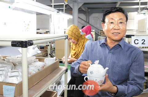 김성수 젠한국 회장이 지난 14일 인도네시아 자카르타 인근 탕그랑 지역의 생산 공장에서 친환경 재료를 사용해 만든 도자기 제품에 대해 설명하고 있다. 이곳에선 연간 2200만개의 도자기를 만들어 세계 30여 국에 수출한다.