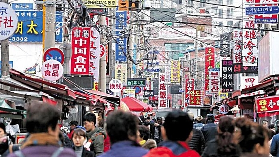  ‘서울 속 작은 중국’이라고 불리는 영등포구 대림동 거리에 중국어로 적힌 간판이 빼곡하게 적혀있다. /조선일보DB