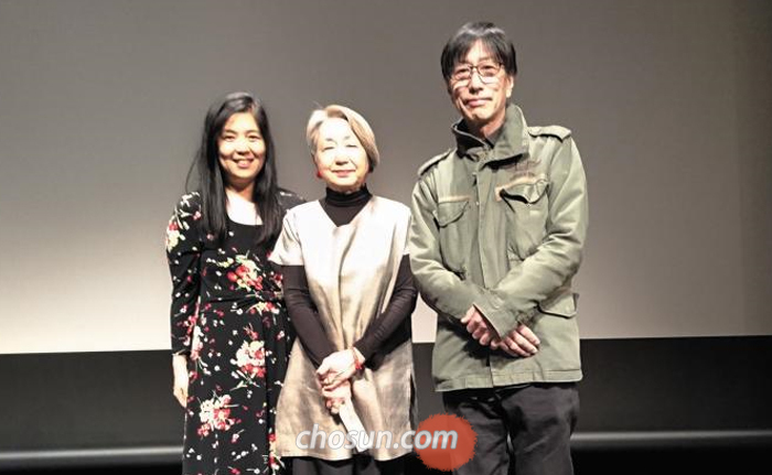 30일 도쿄 신주쿠구 주일 한국문화원 소극장에서 열린 다큐멘터리 영화 ‘가케하시’ 시사회를 마치고 영화 제작자 이토 시게토시(오른쪽)씨가 영화 제작에 참여한 제작진과 무대 인사를 하고 있다.