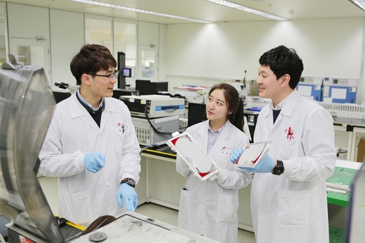 LG화학 대전 기술연구원 연구원들이 배터리 성능 및 품질을 논의하고 있다./LG화학 제공