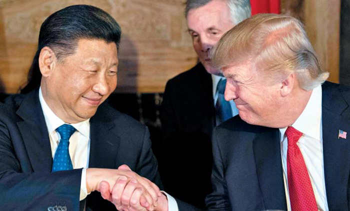 미·중 정상회담 첫날인 6일(현지 시각) 도널드 트럼프(오른쪽) 미국 대통령과 시진핑(왼쪽) 중국 국가주석이 미 플로리다주(州) 팜비치에 있는 마라라고 리조트에서 첫 만남을 갖고, 만찬에 앞서 악수하고 있다. 트럼프 대통령은 시 주석 일행이 만찬을 끝내고 마라라고를 떠나기 10분 전, 지난 4일 화학무기를 사용한 시리아를 향해 미사일 공격을 단행했다. 
