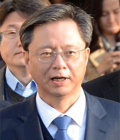 기각 예상했나 - 지난 11일 오후 영장실질심사를 마치고 법원을 나온 우병우 전 민정수석이 얼굴에 미소를 띠고 있다.