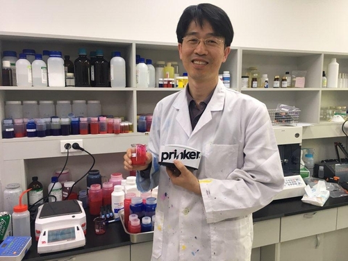  이종인 스케치온 대표가 프린커 기기와 프린커 잉크 원료를 들어 보이고 있다. / 이다비 기자