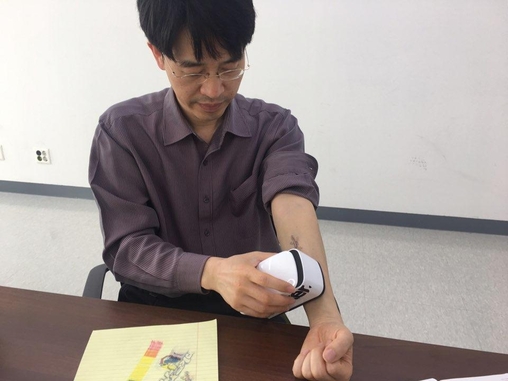  이종인 스케치온 대표가 프린커 기기로 자신의 팔에 문신을 새기고 있다. / 이다비 기자