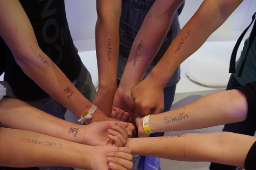  지난해 7월 브라질 리우 올림픽에서 관람객이 프린커로 문신을 한 팔을 모아 보이고 있다. / 스케치온 제공