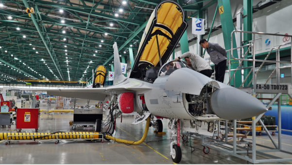 KAI 본사 항공기동에서 작업자들이 납품을 앞둔 T-50을 점검하고 있다/한국항공우주산업 제공