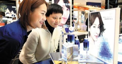  중국 상하이 지우광(久光)백화점에 입점한 한국 화장품 매장. 직원들이 신제품을 들여다보고 있다. /조선DB