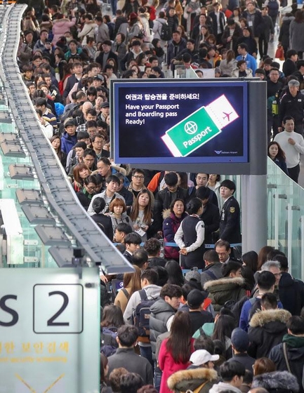 인천국제공항 출국장에 해외로 나가려는 여행객들이 출국 수속을 위해 줄을 서있다./연합뉴스