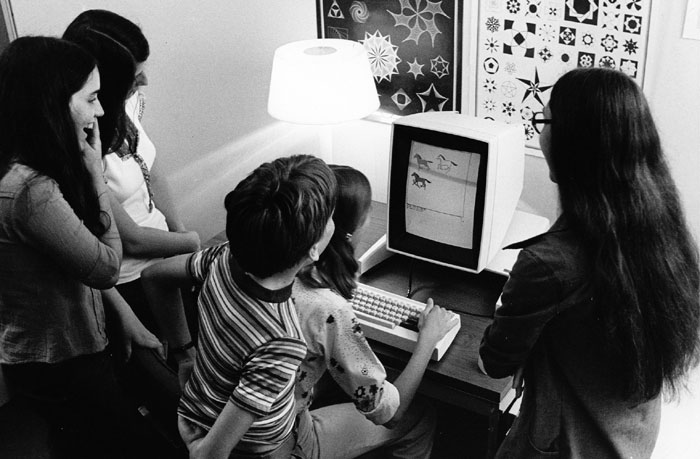 ŸÀÏ·¯°¡ 1970³â´ë °³¹ßÇÑ Ãʱâ PC ¡®¾ÙÅ䡯¸¦ Áý¿¡¼ »ç¿ëÇÏ´Â »ç¶÷µéÀÇ ¸ð½À